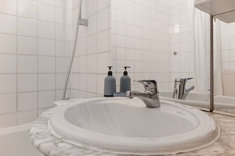 Eine schöne, moderne Wohnung mit zwei Schlafzimmern im Herzen Wiens, nur 2 Minuten vom Schloss Belvedere entfernt. Wir bieten Folgendes KOSTENLOS AN: ✔ ✔ Selfcheckin ✔ Komplett ausgestattete Küche mit✔ Badewanne. ✔ Gemütliche Betten und Kissen ✔ TV m...