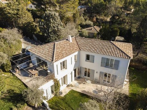 Recent bastide of approx. 260 m2 in the heart of a sought-after neighborhood on the heights of Eguilles, in the countryside at the gateway to Aix-en-Provence. The garden of approx. 1300 m2 offers pleasant terraces for all seasons, lined with Mediterr...