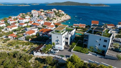 Location: Splitsko-dalmatinska županija, Marina, Sevid. MARINA, SEVID - Spacious apartment with swimming pool and garden. Luxuriously furnished apartment for sale 250m from the sea in Sevid, in the town of Marina near Trogir. Apartment with a total l...