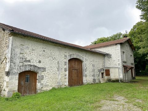 Barn and dwelling house 20 minutes from Périgueux and 12 minutes from RIBERAC in Périgord VERT, set of 250m2 on fenced park of 2400m2. This property can be very suitable for a project of cottage or main or secondary residence. Indeed the potential of...