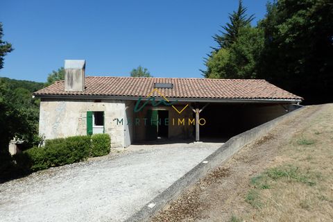 In a green setting, sheltered from all nuisances and without any opposite, this old farmhouse to restore, entirely in stone with a roof redone, offers about 200 m2 of living space. This house has a plot of 38000 m2 with trees and hilly meadow. It wil...