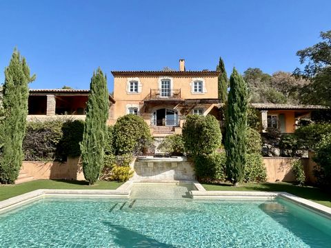 Magnificent property with panoramic views over the whole village of Plan de la Tour and the surrounding area. This well appointed bastide features a living room with central fireplace, a dining room with separate professional kitchen, 4 en suite bedr...
