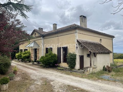 The property is composed of: An entrance hall (14 m2) with its granite floor, stone walls covered with old-fashioned plaster, ashlar sink, window overlooking the park. The kitchen (20 m2) with granite floor, open fireplace, high ceilings, window faci...
