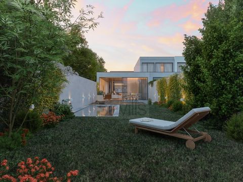 3 bedroom villa in Aldoar, with approved architectural design, next to the rural entrance to Parque da Cidade, in Porto, with 2 floors and interior gardens, comprising: - Ground floor: 2 suites, a bedroom with 1 bathroom and garage for two cars. - Up...
