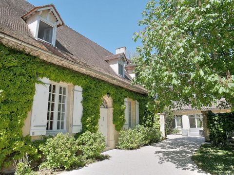 Rare in Bergerac, close to the city center, we offer you this exceptional residence from 1790 on a plot of 1ha 50 with trees which consists on the ground floor, on the park side, of an office, a library and a dining room. On the part of the inner cou...