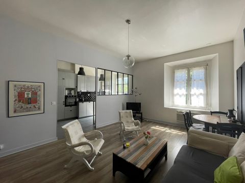 Exceptional!!!! In the heart of the city center of Bordeaux, you will appreciate this spacious and bright renovated apartment of more than 78m2. It benefits from a view due east without any vis-à-vis overlooking a tree-lined square without vehicles. ...