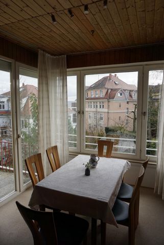 You can expect a spacious, bright 4-room apartment with plenty of space to feel at home in one of Stuttgart's most popular residential areas. The apartment building is surrounded by gardens. The city center and main train station can be reached in 15...