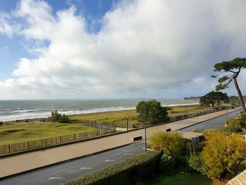 CARNAC PANORAMIC SEA VIEW ONLY WITH US. Superb location for this apartment of 86 m2 on the ground, with 2 bedrooms, offering breathtaking views of the Grande Plage. Terrace of 13 m2. Double garage in the basement of 46 m2. Private outdoor parking. Fl...