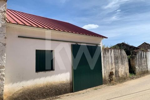 A total area of 84m2 property, used for storege is on sale. The investment in this real estate also gives the opportunity, to the new owner, to build a small country villa. This property is located in the picturesque Ribatejo village of Lamarosa, dis...