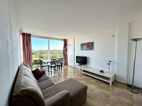 Lucas Fox presenta este luminoso piso de 71 m² con un balcón de 2 m², vistas despejadas a la ciudad y a escasos metros del centro de Ciutadella de Menorca. La vivienda se ubica en una segunda planta con ascensor. En la entrada, nos da la bienvenida u...