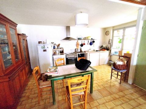 Exclusively in your Laborie real estate agencies, winegrower's house located in Ceyras, village 3 minutes from Clermont l'Hérault (high schools, colleges, supermarkets....) and 2 minutes from the A750 serving Montpellier and Béziers.This village has ...