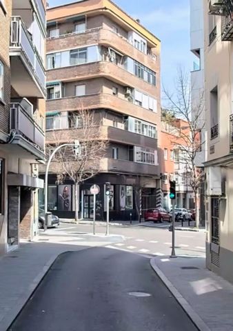 INVESTMENT OPPORTUNITY*** HOSPITALITY** MC Property offers you for exclusive sale magnificent **COMMERCIAL PREMISES** at street level in the Barrio de la Guindalera- Salamanca District. It has a constructed area of 220 m², distributed over two floors...