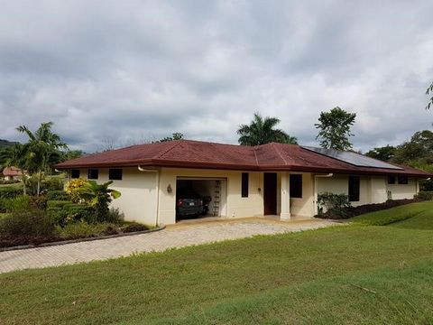 Cette maison est située dans une communauté fermée avec un total de 43 sites de construction, 16 maisons déjà construites, à seulement cinq minutes en voiture de la belle plage de Carrillo. L’espace commun se compose d’une grande piscine avec un ranc...