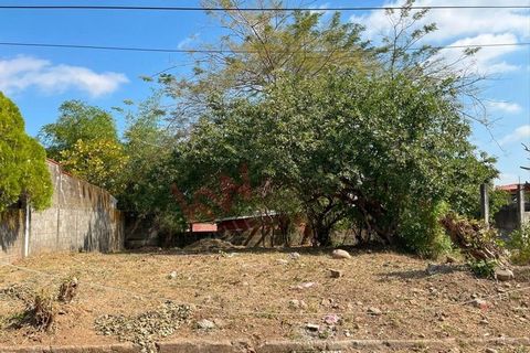 This is your opportunity to build the house of your dreams in a secure and familiar home environment. This exceptional lot of flat land with an area of 352.56mt2 is located within the residential area of Altos de Veracruz, 10 minutes from downtown Le...