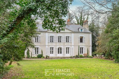 In the eighteenth century, the owner was Sieur Guyot, Registrar of Waters and Forests of the Maîtrise de Nantes. It was he who built the current property. This land was a dismemberment of that of Perier. Today, you can see a pretty porch and a Breton...