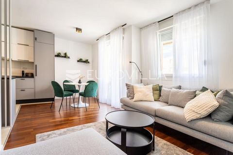 Split, Žnjan, Makarska street, modern two-room apartment available for a period of at least 1 year. Located on the fourth floor without an elevator. It consists of two bedrooms, a bathroom, a hallway, a kitchen, a dining room and an open-concept livi...