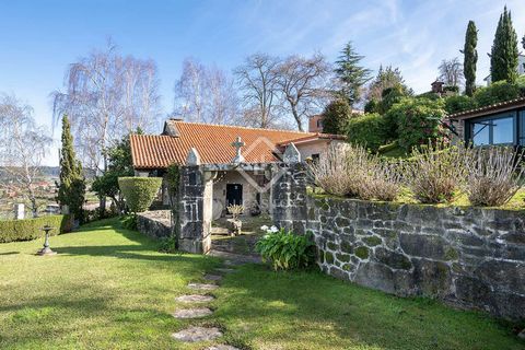 Lucas Fox presents this beautiful restored house, made of typical Galician stone, with two bedrooms and fantastic views. It is located in a natural environment in Pontevedra and consists of a constructed area of 196 m² with a very well-maintained plo...