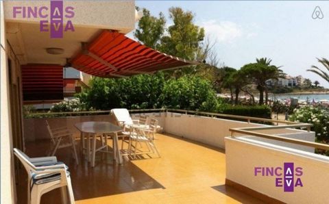 Fincas Eva Os presents a property on the seafront in Altafulla (Tarragona). . It is an apartment of 70 square meters. These are distributed in 3 bedrooms (2 doubles and one single), two bathrooms, a separate kitchen and living room with access to a s...