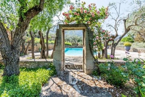 Located at the gates of the Luberon, magnificent property of approximately 2800sqft restored and enlarged; made up of an 18th century 