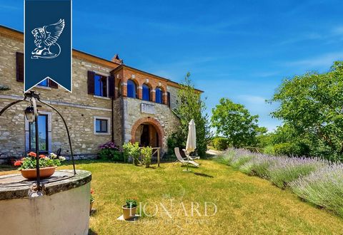 Magnificent villa with swimming pool and private park for sale in the heart of the Tuscan hills, in Rapolano Terme in the province of Siena. This property, extended over 714 square meters and 10000 square meters of exterior, is an authentic symbol of...
