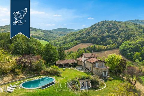 A luxurious farm manor in the Piacenza region is sold, with a panoramic view of the Mountains of Ligurian Appennini. This magnificent house with an area of ​​420 square meters with a pool and a platform for playing Paddle was created on the basis of ...