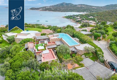 Located on the hills of Pantogia with a view of the Pevero Bay, above the two famous beaches of Piccolo and Grand Pevero, a magnificent villa in Porto Cervo is put up for sale. Around the mansion with an area of ​​220 square meters. is broken by a we...