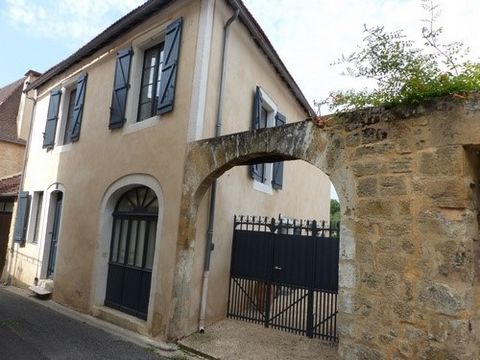 Sylvie offers you this pleasant STONE TOWNHOUSE of 144 m2, close to the shops and the town center with an ENCLOSED GARDEN of 330 m2. Its composition: GARDEN LEVEL: Boiler room (22.8 m2) Wiesman boiler Cellar with basin (40 m2) Workshop (31.30 m2) GRO...