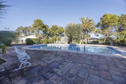 Lucas Fox presents this magnificent stately home from the eighties, with large spaces and fantastic views of the Sierra Calderona, in La Eliana, Valencia. The property is accessed through a large entrance hall, which leads to a high-rise living room ...