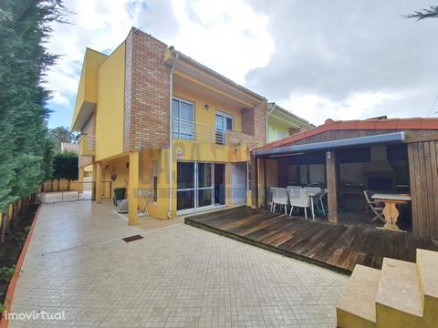 Maison d’angle de 3 chambres à Fradelos - Vila Nova de Famalicão Réserver une visite avec Acácio Santos (téléphone) Charmante villa d’angle, rénovée, se distingue par une superficie de terrain de 249,30 m² et 190 m² de surface construite. Avec 3 gran...