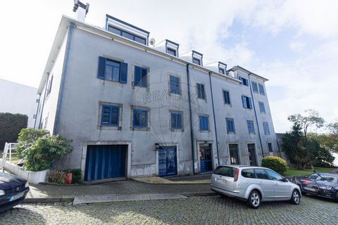 Localizado na freguesia de Canelas, concelho de Vila Nova de Gaia, distrito do Porto. Apartamento T1+1, excelente potencial para investimento. Caracteristicas: - Hall de entrada - Sala comum com lareira - Cozinha equipada com placa, forno, exaustor, ...