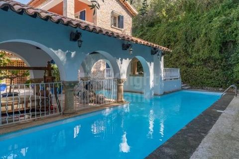 Located in the most sought-after part of Cap Ferrat, on the western slope, this rare property enjoys a magnificent view from Cap de Nice, to Cap d'Antibes and the Esterel mountains which allows you to enjoy a panorama of the open sea and magnificent ...