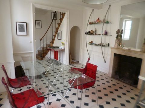 Fontainebleau, town centre, old 'Directory style' house, set back from the street, quiet. It is accessed via a carriage door opening onto a paved courtyard allowing a car to enter. It consists of a beautiful entrance, a toilet, a living room, a dinin...