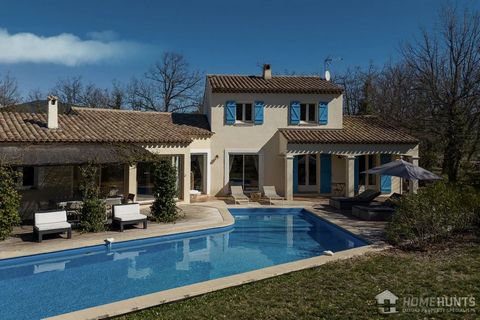 Ideally located between Mons and Fayence in a sought-after area, this very beautiful house, with an approximate surface area of 200 m2, is built on a plot of over 5000 m2. The house comprises a spacious living room with dining area and semi-open kitc...