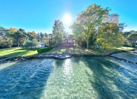Magnificent waterfront property offering an exceptional living environment in the heart of the renowned Domaine de Coudree. In the heart of this private, gated residential development, the property extends over a 2500 m2 plot with direct access to th...