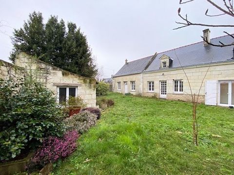 Thierry Fièvre presents a farmhouse of 140 m2 of living space on 2 levels. On the ground floor: a fully fitted and equipped kitchen opening onto a large living/dining room, a living room with fireplace, (south facing) a bedroom with private bathroom,...