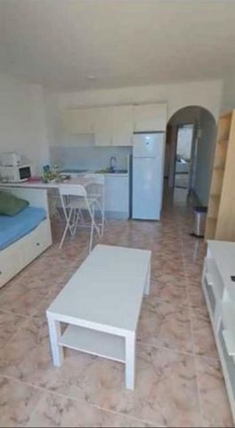 Appartement aan het strand te koop in San Agustín, Maspalomas. Het bestaat uit 65m, waarin u kunt genieten van een slaapkamer met een tweepersoonsbed, een volledig ingerichte badkamer met wasmachine, een volledig uitgeruste woonkamer-keuken en twee t...