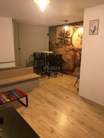 Location: Zadarska županija, Zadar, Bili brig. ZADAR, BILI BRIG - Office space Office space for sale in the area of Bili Brig in Zadar. The office space is located on the ground floor of the building and covers an area of 70m2. There is a parking lot...