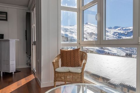 This spectacular 185-square-meter duplex in Sierra Nevada, Granada, is the home of your dreams. With four spacious and comfortable bedrooms, a large living room with panoramic views of the entire mountain range and a kitchen open to the living room t...