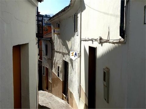 Found in the lovely village of Luque, this townhouse needs to be renovated and reformed. Close to local bars and shops the property has a great location. It offers 3 bedrooms, a kitchen, living room, separate diner, patio and the bonus of a garden. H...
