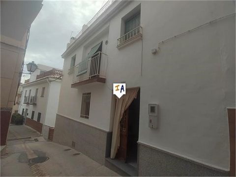 Dieses Stadthaus mit 4 Schlafzimmern, einer Dachterrasse und Platz zum Erweitern befindet sich im Dorf Itrabo nahe der Costa Tropical in der Provinz Granada in Andalusien, Spanien. Der Haupteingang befindet sich derzeit in einer begehrten Gegend an e...