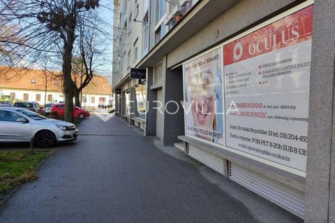 Business space with a total area of 51.10 m2 located on the ground floor of an exceptionally well-maintained building in an attractive location in Slavonski Brod. It consists of a bar, a warehouse, a toilet, a kitchenette and 2 storefronts. Excellent...