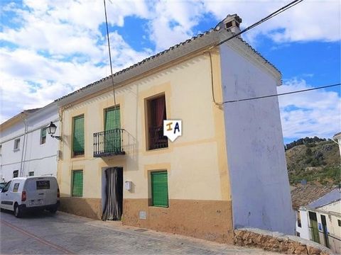 This 180m2 built townhouse is located in the heart of the peaceful and well-known town of Moclín, in the province of Granada in Andalucia, Spain. Distributed over two floors, it is part furnished and ready to move into. The main entrance will give yo...