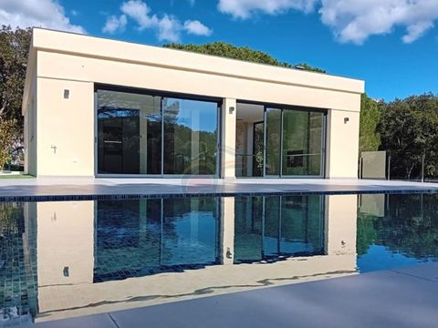 Cette villa moderne avec piscine magnifiquement conçue est nouvellement construite et dispose de 5 chambres, 3 salles de bains et une terrasse spacieuse pour divertir les amis et la famille. La zone verte derrière la villa vous permet de profiter ple...