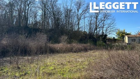 A27372ANW47 - This plot of land is located on the edge of a popular town, a short walk to local shops and restaurants. Sauveterre-la-Lémance is located between the Lot and Dordogne valleys with excellent access to all the tourist towns and activities...