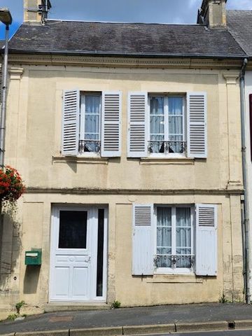 Axis Saint-Lô / Bayeux, 14 kms from Bayeux, in the city center - all shops on foot - Very good condition - 73 m2 on a plot of 353 m2. Ground floor: Large dining/living room - fitted kitchen with scullery - toilet. On the 1st floor: 2 bedrooms - showe...