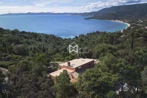 Unique position in the heart of the prestigious Domain of Cap Nègre, private and secure with a gardian and ultra private beach property with panoramic view of the sea and Cap Bénat. Only 5 minutes walk from the private beach of Cap Nègre, and benefit...