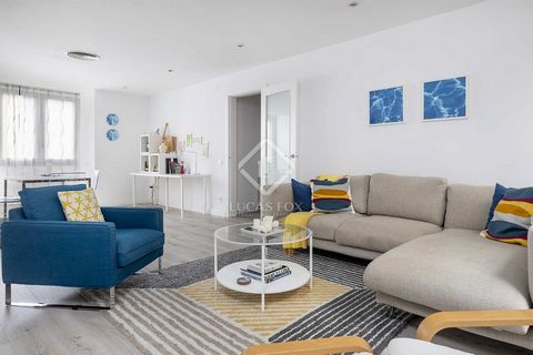 This charming 90 m 2 modern style apartment offers a unique living experience in a privileged location, just a few steps from the exclusive Soho House and the picturesque port. Thanks to a carefully planned interior design, this home provides a cozy ...
