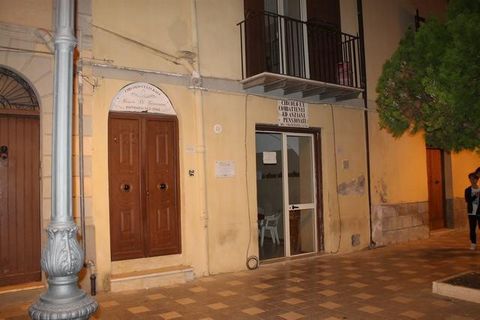 House located in the main piazza of the town with four storeys. The ground floor is composed of a room and a bathroom and can be used as a commercial activity. On the first and second floors there are four rooms and a bathroom on each floor. On the t...