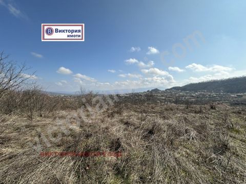 The team of Victoria Properties offers to your attention a plot of land with panoramic views in one of the most popular villages in the region, namely Pchelishte. The village is located 12 km from the town of Veliko Tarnovo and has grocery stores, re...