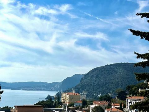 An exceptional opportunity awaits! This delightful two-level villa, situated in Cap d'Ail near Monaco, presents remarkable potential for refurbishment. Spanning a total area of 140 sqm, the property is currently divided into two separate apartments: ...
